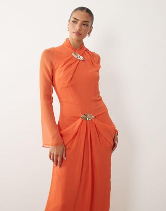 Daska Vestito lungo a maniche lunghe arricciato arancione con fibbia dorata