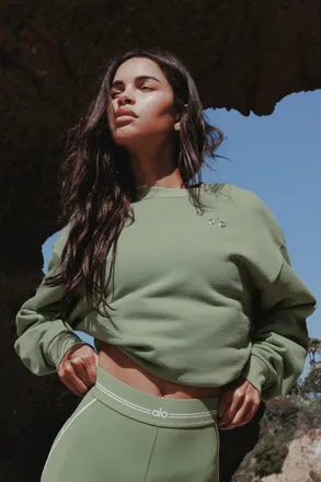 Alo | Accolade Crewneck Neck Pullover Top in Dune Grass, Size: Medium