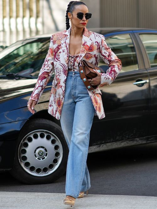 Streetstyle mit einer Jeans und einem geblümten Blazer
