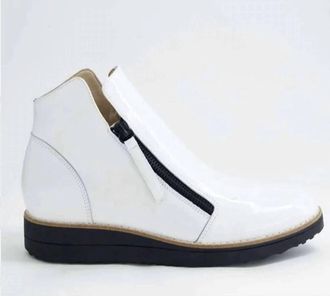 Django & Juliette Womens Ohmy Leather Sneaker In White/ Black Sole Patent Leather