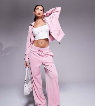Juicy Couture Joggers a fondo ampio in velour rosa polvere - In esclusiva per ASOS