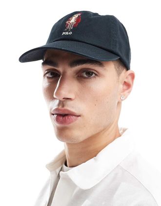 Polo Ralph Lauren Cappellino da baseball nero in twill con logo natalizio ricamato a orsetto