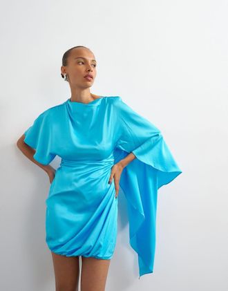 Topshop Vestito corto in raso blu elettrico con maniche a mantella e drappeggio