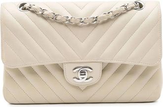Chanel Borsa a spalla Classic Double Flap piccola in pelle di agnello con motivo chevron 2021-2024 - Bianco