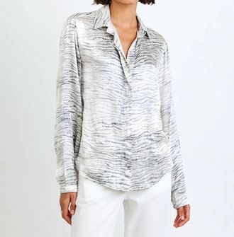 Bella Dahl Clean Hidden Placket Top In Snow Tiger