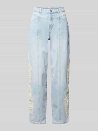 Jake*s Casual Wide Fit Jeans mit floralem Spitzenbesatz in Hellblau Melange, Gr&ouml;&szlig;e 34