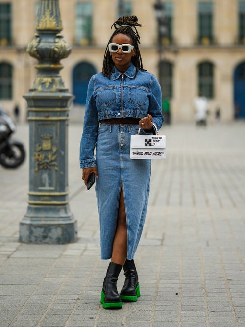 Street Style Look von einer Denim Rock und Plateau Boots Kombi in Paris
