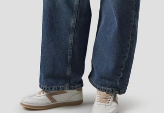 Alexander Smith Thames Woman in white leather and pink logo