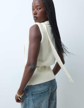 Pretty Lavish top in maglia senza maniche con collo alto e sciarpa color crema-Bianco