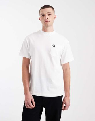 Fred Perry T-shirt bianca con logo sulla tasca-Bianco