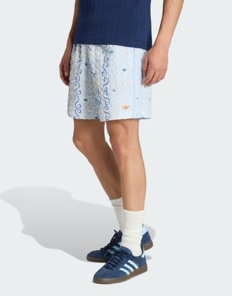 adidas Originals Pantaloncini in seersucker blu con stampa