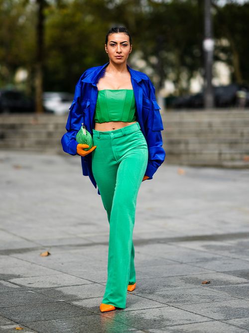 Streetstyle mit grüner Hose und Top zum blauen Blouson.