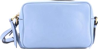 Prada Kleine leren cameratas met logo-reli&euml;f - Blauw
