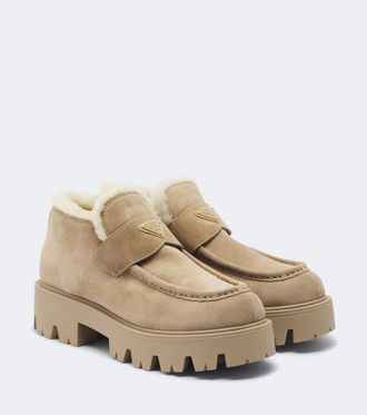 Prada Botines con plataforma de ante con borrego
