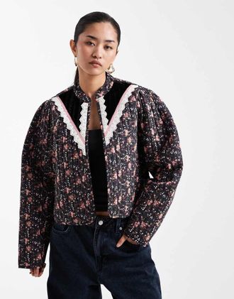 Miss Selfridge Giacca corta stile vittoriano nera con stampa a fiorellini-Nero