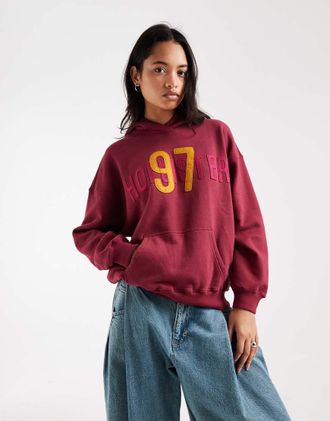 Hollister felpa con cappuccio oversize con logo grafico color berry-Rosso
