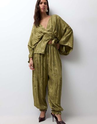 Asos pantalone balloon oversize jacquard con dettaglio volant in verde oliva