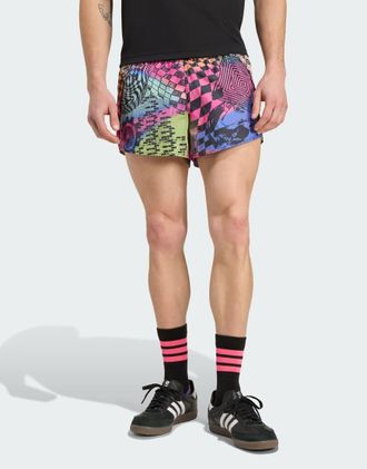 adidas adidas x Jeremy Scott - Pantaloncini multicolore e fucsia semi lucido