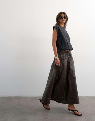 Topshop gonna maxi effetto pelle lucida con tasche laterali in marrone slavato