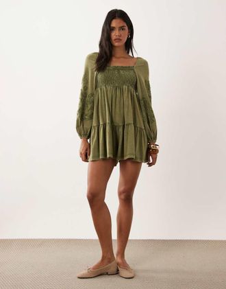 Miss Selfridge Tuta corta a maniche lunghe color oliva con ricamo-Verde