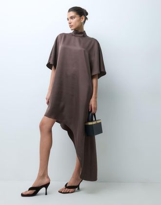 Pretty Lavish vestito corto satinato accollato con fondo asimmetrico color cioccolato-Marrone