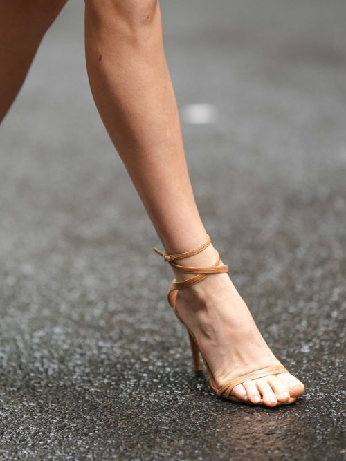 Close-up von einer Sandalette mit Schnürungen.