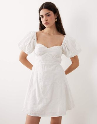 New Look Cornelli - Vestito corto bianco con maniche a sbuffo