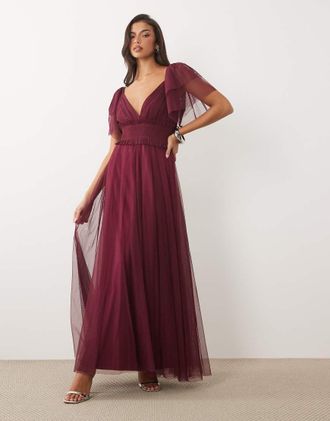Lace & Beads Vestito lungo da damigella con maniche svolazzanti in rete, vita arricciata e scollo a V color fico-Rosso