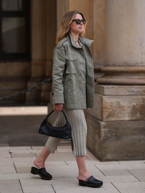 Bloggerin Liesa Späht trägt angesagte Clogs in Hamburg