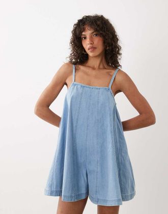 Nobody's Child Talli - Tuta corta di jeans azzurra con scollo squadrato e spalline sottili-Blu