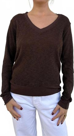 La Made Gabrielle V-Neck Pullover Top In Mahogany