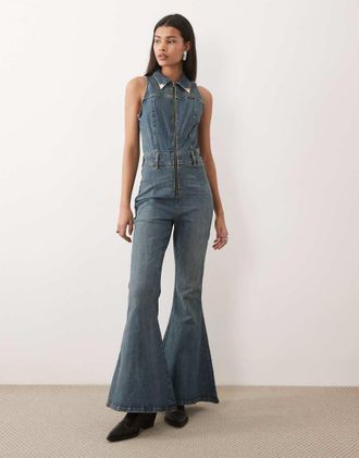 Wrangler x Lainey Wilson - Tuta jumpsuit a zampa pronunciata in denim elasticizzato blu indaco