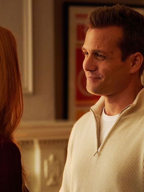 Harvey Spector in einem weißen Troyer-Pullover.