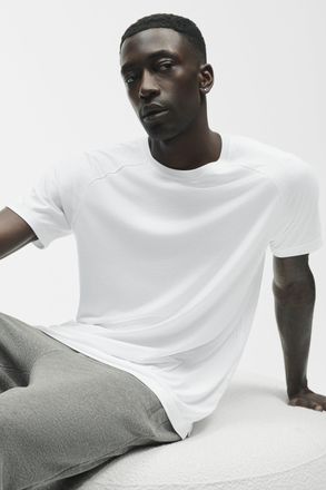 Alo | Triumph Raglan T-Shirt in White, Size: Medium