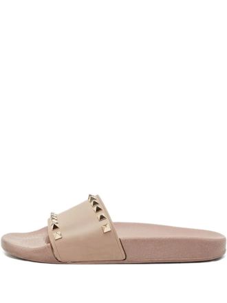 Valentino Garavani Rubberen slippers met studs - Beige