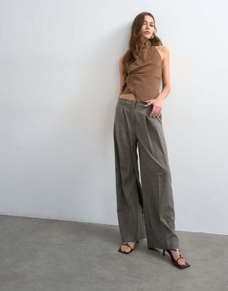 Topshop Pantaloni sartoriali a pieghe con fondo grezzo marrone m&eacute;lange