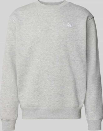 New Balance Sweatshirt mit Rundhalsausschnitt und Label-Stitching in Hellgrau, Gr&ouml;&szlig;e XXL