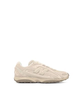 New Balance 204 beige su&egrave;de sneakers