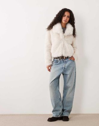 Wednesday's Girl giacca in pelliccia sintetica con colletto color crema-Bianco