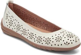 Easy Spirit Araceli Flat in Ivory at Nordstrom, Size 9.5
