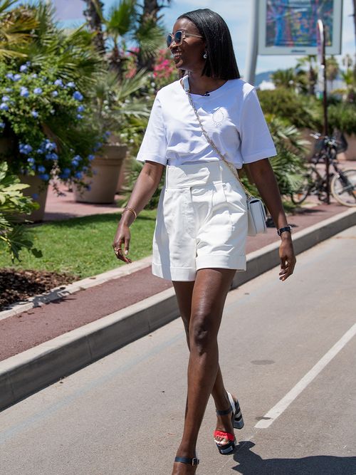 Streetstyle mit einer weißen Shorts zu einem weißen Shirt und Plateau Sandaletten.