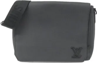 Louis Vuitton Black Leather Shoulder Bag (Pre-Owned)