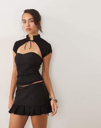 I.AM.GIA Aris - Minigonna modellante a vita bassa nera elasticizzata con volant e finiture in pizzo in coordinato-Nero