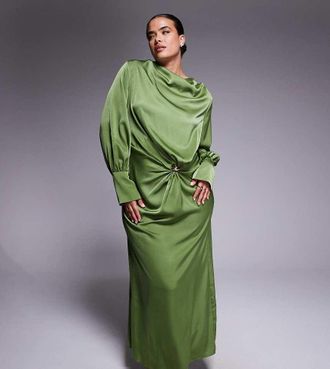 Asos Curve ASOS DESIGN Curve - Vestito lungo in raso verde oliva con dettaglio attorcigliato sul davanti, taglio sbieco e dettaglio in metallo color oro