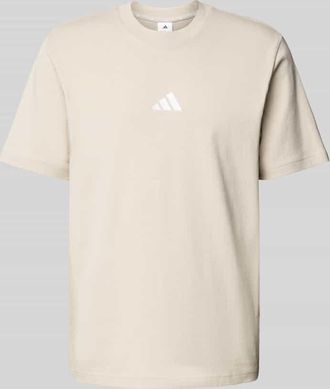 adidas T-Shirt mit Label-Print in Sand, Größe XXL