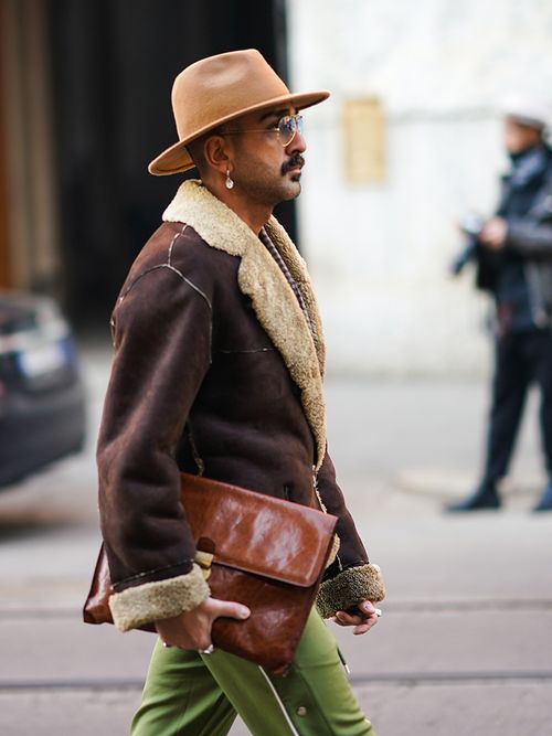 Male Streetstyle mit Hut und Lederjacke