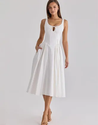 House of CB Alira - Vestito midi a pieghe in cotone bianco con cut-out
