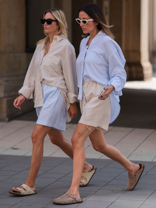 Zwei Frauen gehen in Shorts und Hemden spazieren und tragen dabei Arizona und Boston Birkenstocks