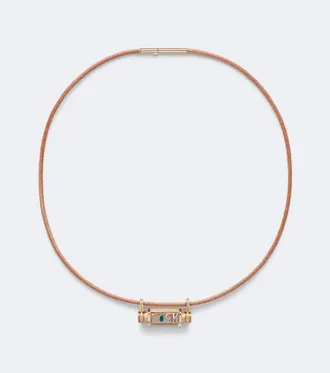 Marie Lichtenberg Collar Luck Smash de oro de 18 ct y piel con esmeralda