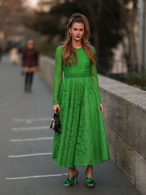Model Clara Berry trägt ein hochgeschlossenes Abendkleid in Grün auf der Paris Fashion Week